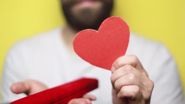 Retrato Hombre Encantador Sostiene Mano Papel Forma Corazón Tarjeta Desgaste — Vídeo de stock