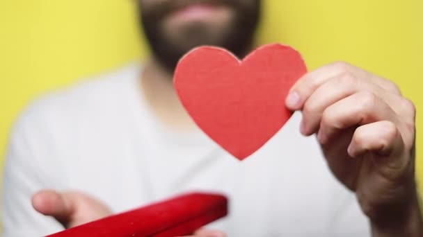 Retrato Hombre Encantador Sostiene Mano Papel Forma Corazón Tarjeta Desgaste — Vídeo de stock