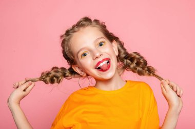 Güzel görünümlü, sevimli, sevimli, neşeli, neşeli, zeki kız yeni bir fikir üretiyor. Fotokopi alanı, izole edilmiş pembe pastel arka plan fantezisi kuruyor.