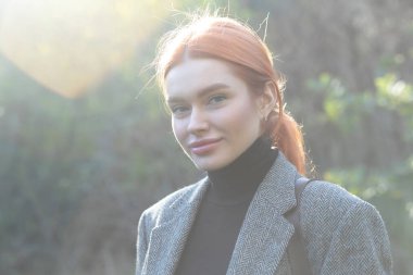 Aktif, güzel, kızıl saçlı, toplayıcı, ormanda yürüyen kız.