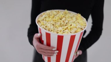 Genç Kız Patlamış Mısır Yemeden Önce Kafe 'de Oturuyor.