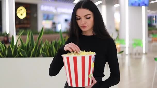 Young Girl Está Sentada Café Antes Película Que Come Palomitas — Vídeo de stock