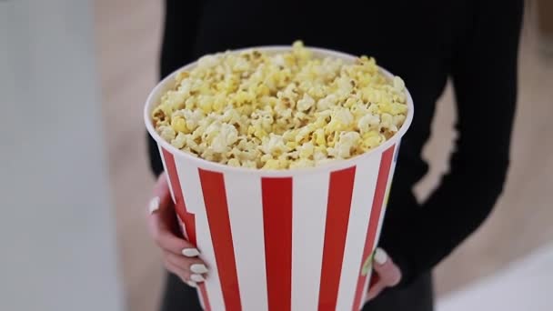 Unga Flicka Sitter Caféet Innan Filmen Hon Äter Popcorn Popcorn — Stockvideo