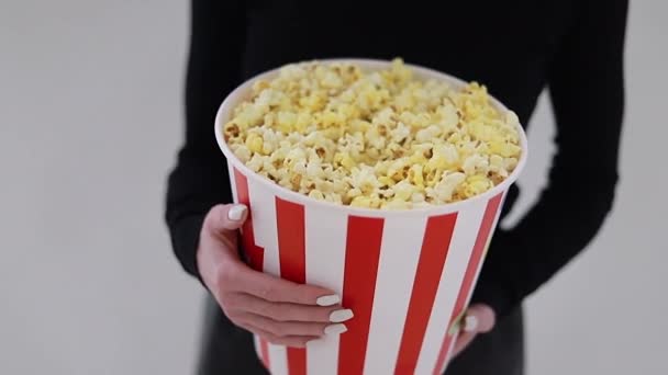 Young Girl Está Sentada Café Antes Película Que Come Palomitas — Vídeo de stock