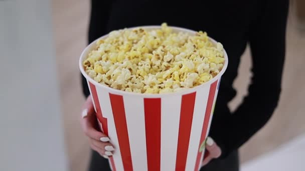 Jong Meisje Zit Het Cafe Voor Film Eet Popcorn — Stockvideo