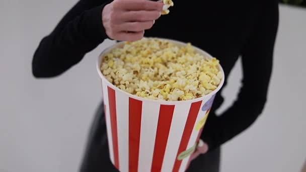 Young Girl Está Sentada Café Antes Película Que Come Palomitas — Vídeo de stock