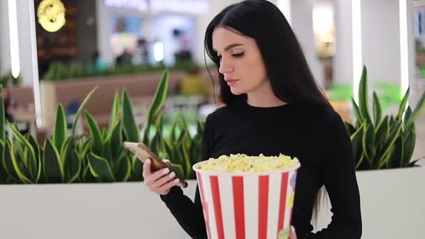 Young Girl Está Sentada Café Antes Película Que Come Palomitas — Vídeo de stock