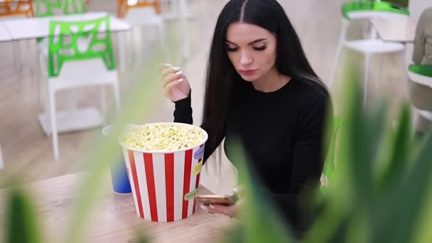 Jovem Está Sentada Café Antes Filme Que Come Pipoca Rapariga — Vídeo de Stock