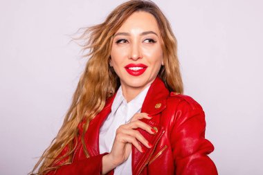 Beyaz arka planda tek başına duran kendine güvenen orta yaşlı bir iş kadını. profesyonel bayan yönetici, başka tarafa bakıyor, kopyalama alanı.