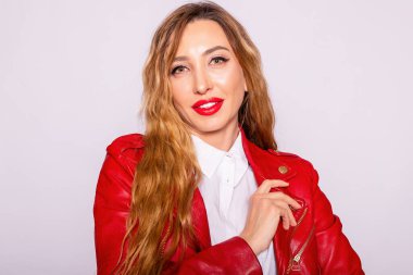 Beyaz arka planda tek başına duran kendine güvenen orta yaşlı bir iş kadını. Profesyonel bayan yönetici, kameraya bakan lider, kopyalama alanı. gülümsüyor