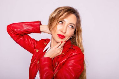 Beyaz arka planda tek başına duran kendine güvenen orta yaşlı bir iş kadını. profesyonel bayan yönetici, başka tarafa bakıyor, kopyalama alanı.