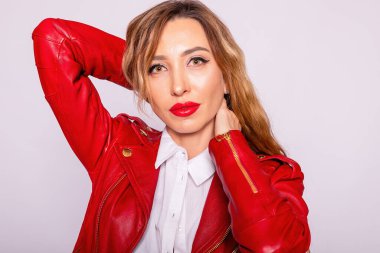 Beyaz arka planda tek başına duran kendine güvenen orta yaşlı bir iş kadını. Profesyonel bayan yönetici, kameraya bakan lider, kopyalama alanı. Kameraya bakıyorum ve ciddiyim.