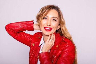 Beyaz arka planda tek başına duran kendine güvenen orta yaşlı bir iş kadını. Profesyonel bayan yönetici, kameraya bakan lider, kopyalama alanı. Kameraya bakıyor ve gülümsüyor.