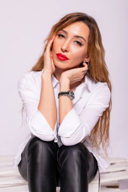 Beyaz arka planda tek başına duran kendine güvenen orta yaşlı bir iş kadını. Profesyonel bayan yönetici, kameraya bakan lider, kopyalama alanı. Kameraya bakıyorum ve ciddiyim.