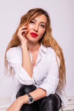 Beyaz arka planda tek başına duran kendine güvenen orta yaşlı bir iş kadını. Profesyonel bayan yönetici, kameraya bakan lider, kopyalama alanı. gülümsüyor