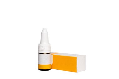 İlaç şişesi ve paket beyaz arka planda izole edilmiş. Boş İlaç Tıbbi Cam Şişesi Sıvı Sıvı Paketleme Kutusu Etiketi Beyaz Arkaplanda İzole Edildi