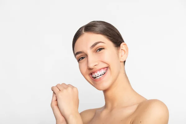 閉じる上の肖像画のスマイリングティーン女の子ショー歯科用ブレース 隔離された白い背景 — ストック写真