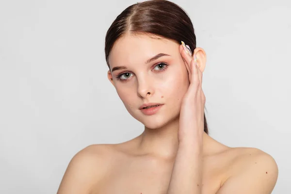 Mooie Jonge Vrouw Met Schone Frisse Huid Donker Horen Haar — Stockfoto