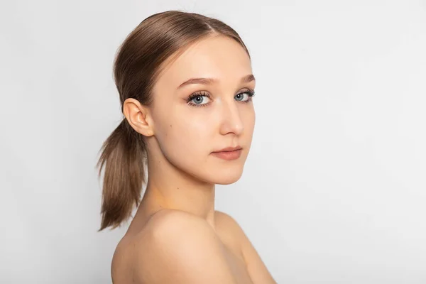 Schöne Junge Frau Mit Sauberer Frischer Haut Schaut Weg Gesichtsbehandlung — Stockfoto