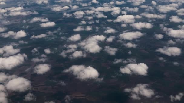 Wolken Zicht Vanuit Vliegtuigraam Zicht Velden Weiden Uitzicht Baai Met — Stockvideo