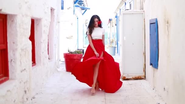 Gelukkige Vrouw Rood Lange Rok Met Een Rode Bloem Haar — Stockvideo