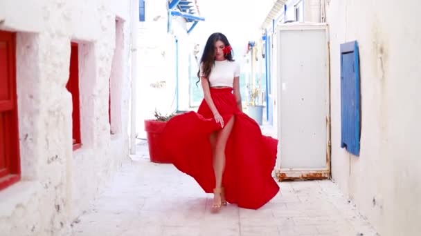 Mujer Feliz Falda Larga Roja Con Una Flor Roja Pelo — Vídeos de Stock