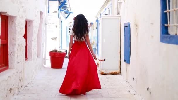 Gelukkige Vrouw Rood Lange Rok Met Een Rode Bloem Haar — Stockvideo