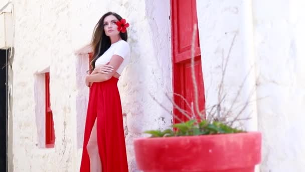 Gelukkige Vrouw Rood Lange Rok Met Een Rode Bloem Haar — Stockvideo