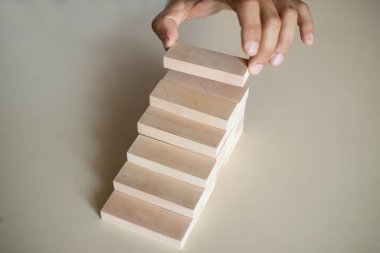 Tahta blokları merdiven gibi diziyorum. Ticari büyüme süreci için merdiven kariyer yolu kavramı, alanı kopyala