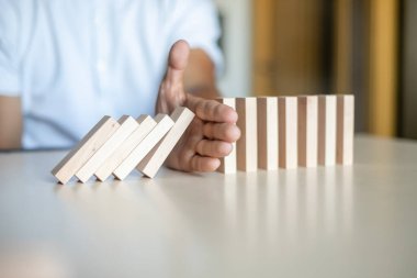 El domino doğrultusunda düşmesini ahşap bloklar durdurma