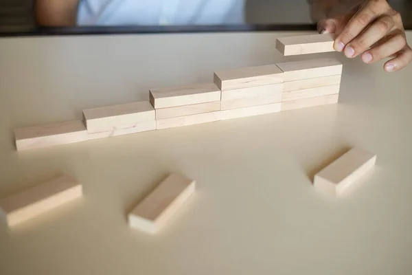 Organiser Manuellement Empilage Des Blocs Bois Comme Escalier Marches Échelle — Photo