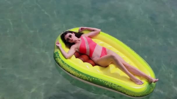 Sommar Semester Kvinna Bikini Uppblåsbara Avokado Madrass Med Poolen Ovanifrån — Stockvideo