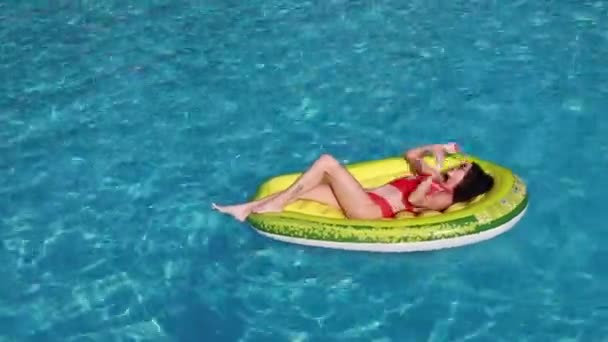 Summer Vacation Woman Bikini Inflatable Avocado Swimming Pool Summer Vacation — Stock Video