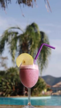 Arka planda yüzme havuzunun yanında kokteyl, dinlendirici tatil tatil oteli tropikal tatil beldesi yaz yolculuğunun tadını çıkarın spa yavaş çekim, 4 K