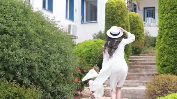 Giovane Donna Sorridente Che Indossa Abito Bianco Con Cappello Paglia — Video Stock