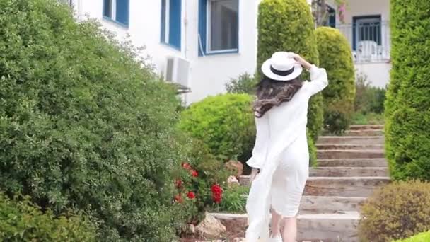Νεαρή Χαμογελαστή Γυναίκα Φορώντας Λευκό Φόρεμα Ψάθινο Καπέλο Στο Χέρι — Αρχείο Βίντεο