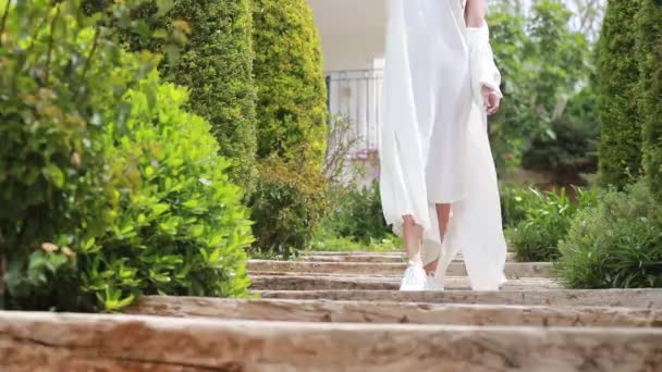 Giovane Donna Sorridente Vestita Bianco Con Cappello Paglia Mano Passeggiando — Video Stock