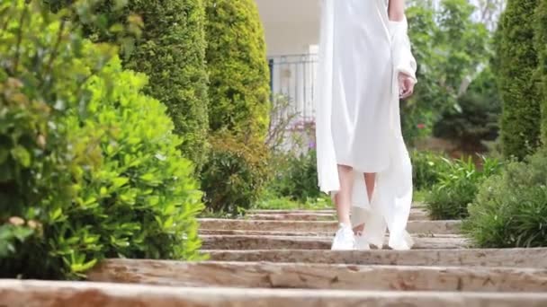女孩走过波西塔诺的街道 意大利 穿着白衣的Showy Brunette爬上楼梯 慢动作 — 图库视频影像