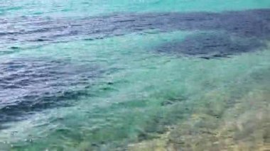 Plajların güzel hava manzarası. Lüks otellerin üzerinde uçmak bungalov, turkuaz mavi su ve palmiye ağaçları.