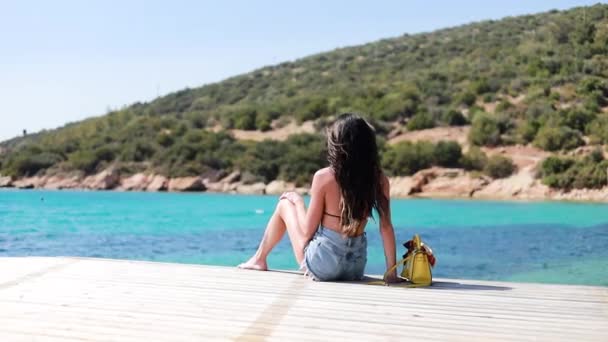 Mulher Senta Cais Respingos Mar Aquamarine Com Suas Pernas Você — Vídeo de Stock