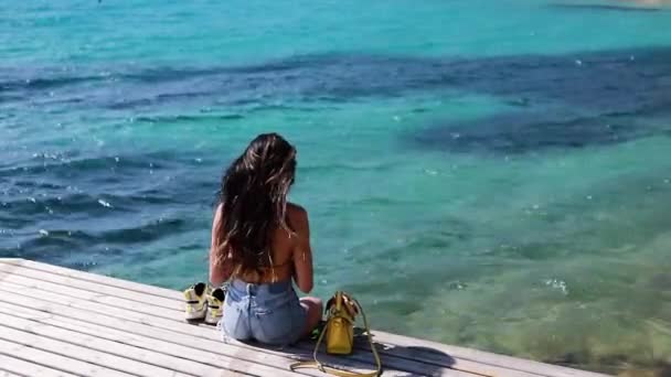 Mädchen Bikini Auf Pier Meer Sitzend Schöne Frau Strand Sitzend — Stockvideo