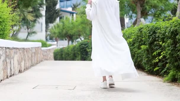 Cinemático Câmera Lenta Jovem Mulher Vestido Branco Caminha Segurando Chapéu — Vídeo de Stock