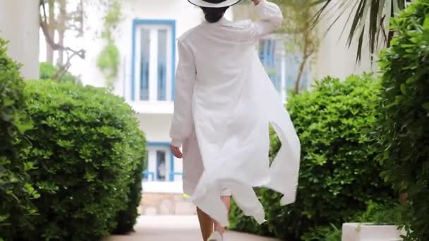 Cinématique Ralenti Jeune Femme Robe Blanche Marche Tenant Chapeau Marchant — Video