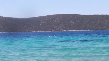 Sahilden denize kadar turkuaz suyla çok güzel.
