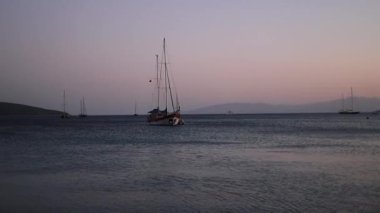Güzel, sakin bir gün batımı Denizde tek bir yat