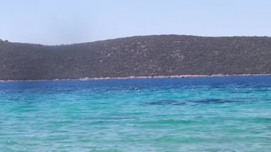 Sahilden denize kadar turkuaz suyla çok güzel.