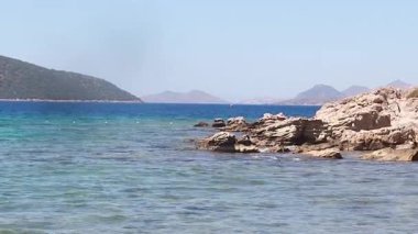 Sahilden denize kadar turkuaz suyla çok güzel.