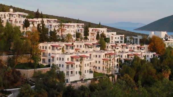 Vista Aérea Superior Hotel Com Casas Brancas Piscina Bodrum Turquia — Vídeo de Stock