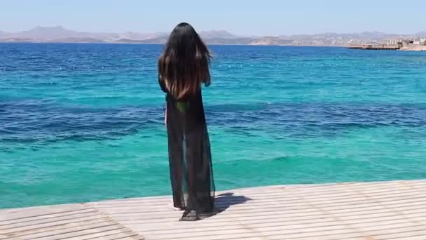 Ταξιδιωτικές Διακοπές Κομψό Γυναίκα Μαύρο Φόρεμα Χαλαρώνοντας Απολαμβάνοντας Θέα Των — Αρχείο Βίντεο