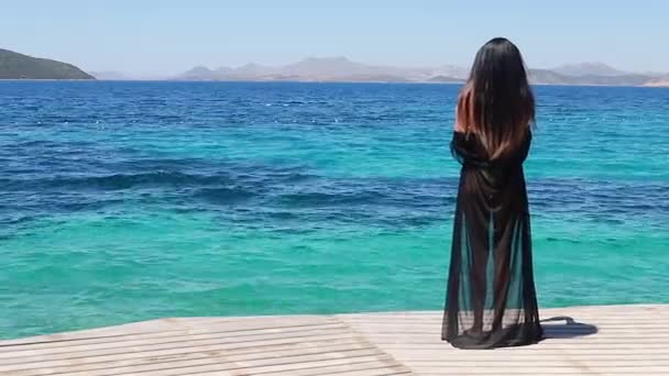 Viagem Férias Mulher Elegante Vestido Preto Relaxante Desfrutando Vista Recifes — Vídeo de Stock